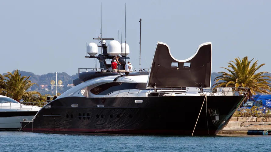 domino-motor-yacht-palmer-johnson-135-my-2009-41m-moored-front-profile