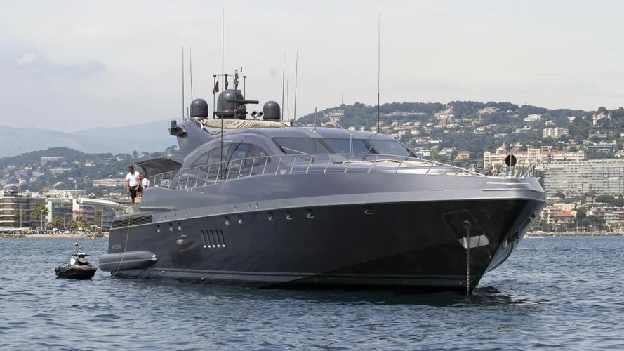 jff-motor-yacht-overmarine-mangusta-108-sport-2001-33m-half-profile