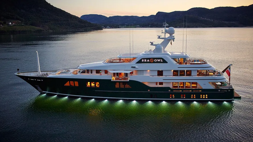 sea-owl-motor-yacht-feadship-2013-62m-profile-by-night