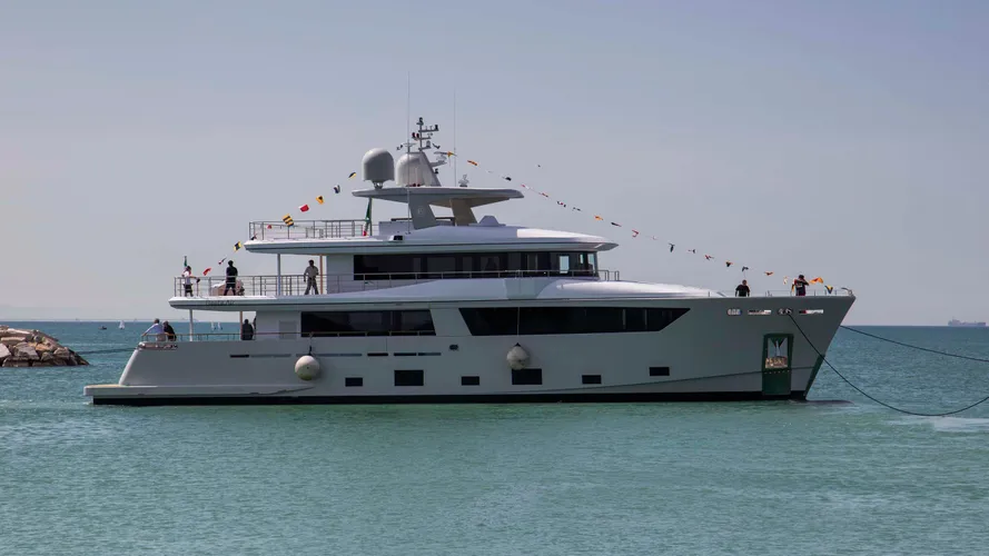 narvalo-motor-yacht-cantiere-delle-marche-2016-31m-nauta-air-108-profile-anchored