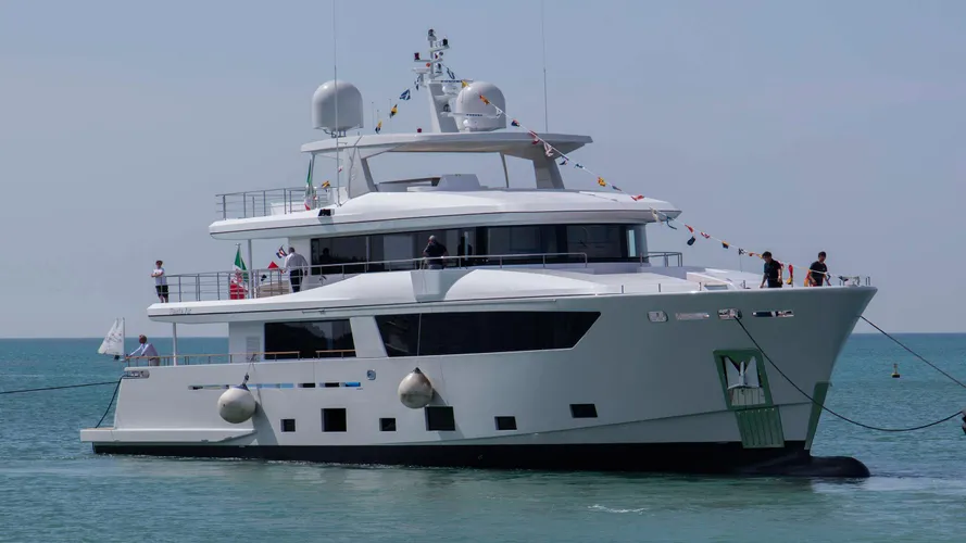narvalo-motor-yacht-cantiere-delle-marche-2016-31m-nauta-air-108-half-profile-bow