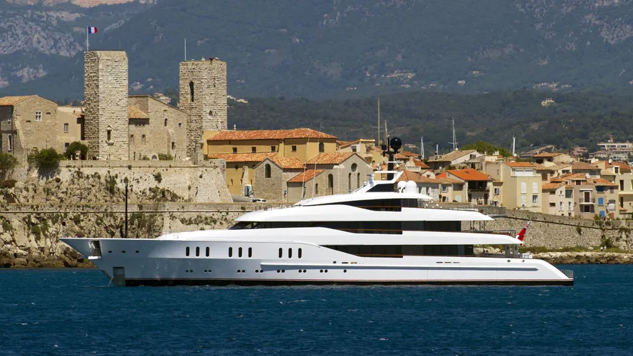 vanish-motor-yacht-feadship-2016-66m-profile-coast