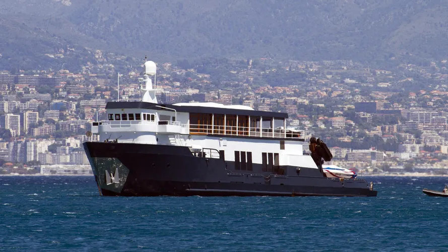 mystere-shadow-motor-yacht-candies-1981-48m-half-profile