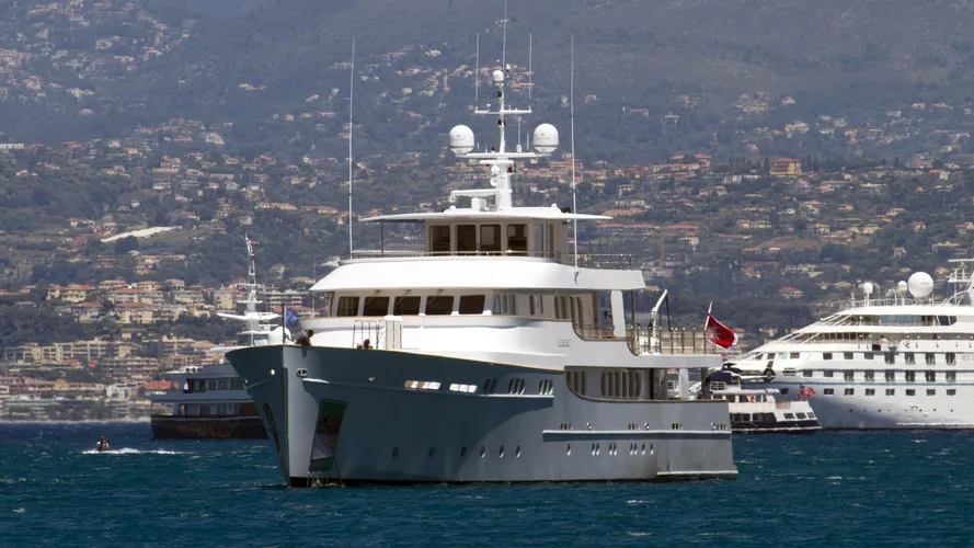 elisabet-motor-yacht-ocea-2011-47m-bow