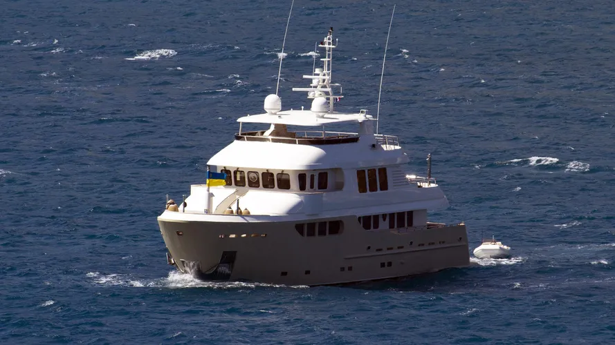 saint-daria-motor-yacht-jade-bandido-90-explorer-half-profile