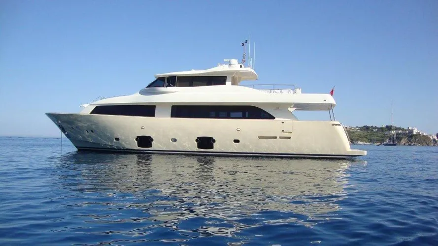 le-petit-bateau-motor-yacht-ferretti-custom-line-2010-26m-profile