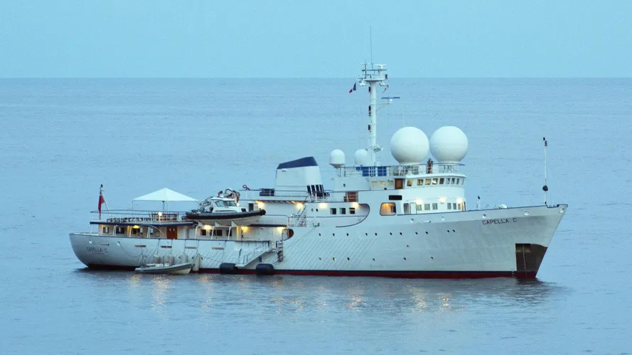 capella-c-explorer-yacht-scheepsbouwwerf-gebroeders-pot-1969-59m-half-profile