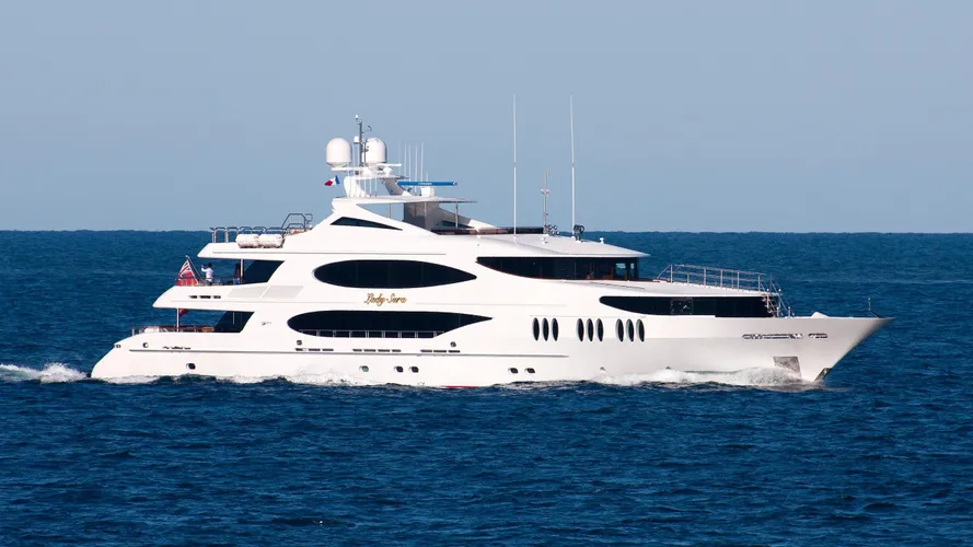 lady-sura-motor-yacht-trinity-164-2012-50m-cruising