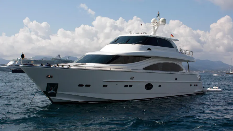 arabella-ii-motor-yacht-horizon-2012-27m-half-bow