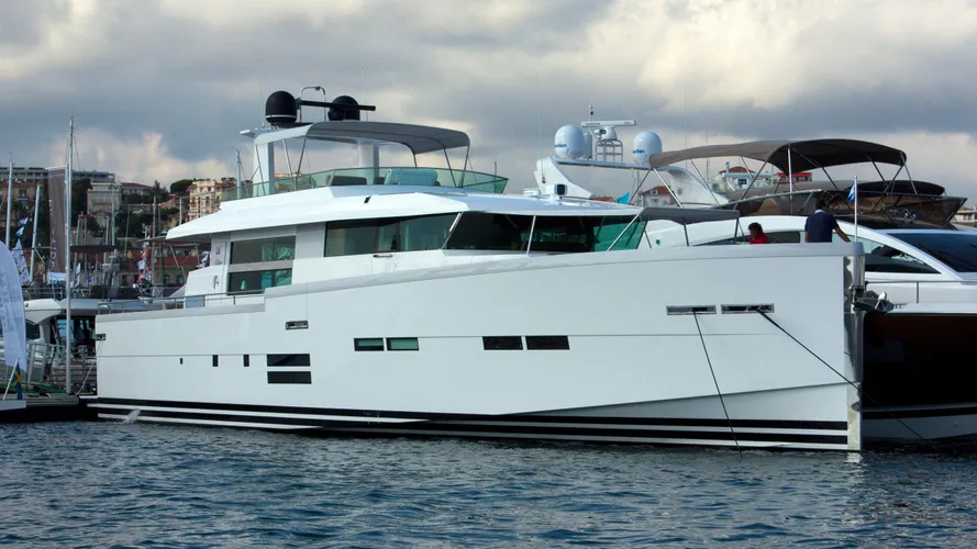 samisa-motor-yacht-delta-powerboats-2014-26m-moored-half-profile