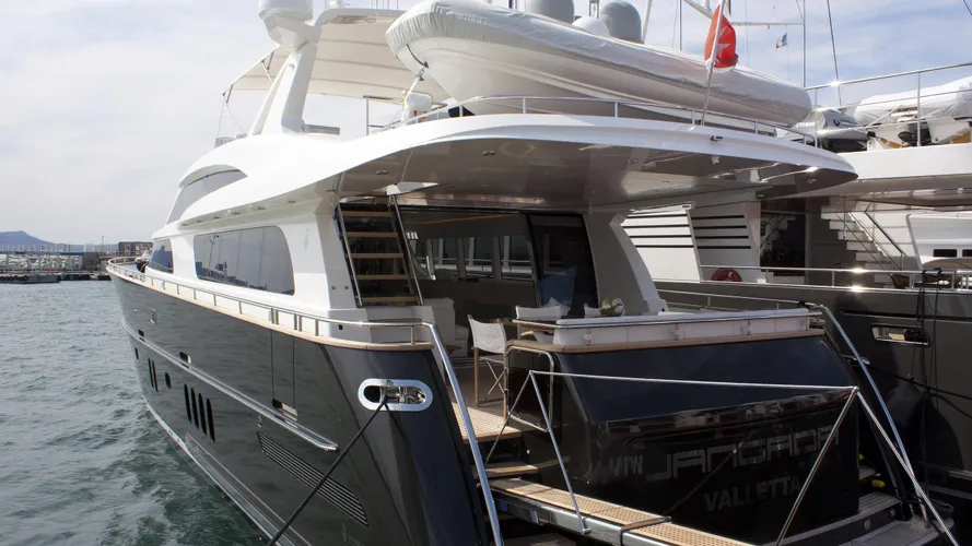 jangada-motor-yacht-van-der-valk-continental-iii-2015-25m-stern