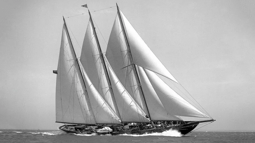 creole-classic-sailing-yacht-camper-nicholson-1927-63m-cruising-black-white