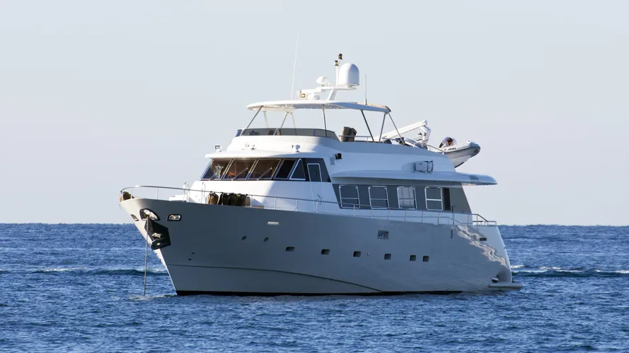 jeel-motoryacht-mondomarine-2003-24m-half-profile