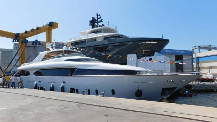 maiora-33fb-motor-yacht-2016-32m-launch-berth