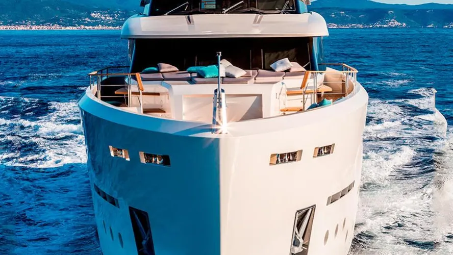serenity-motor-yacht-mondomarine-2015-42m-prow