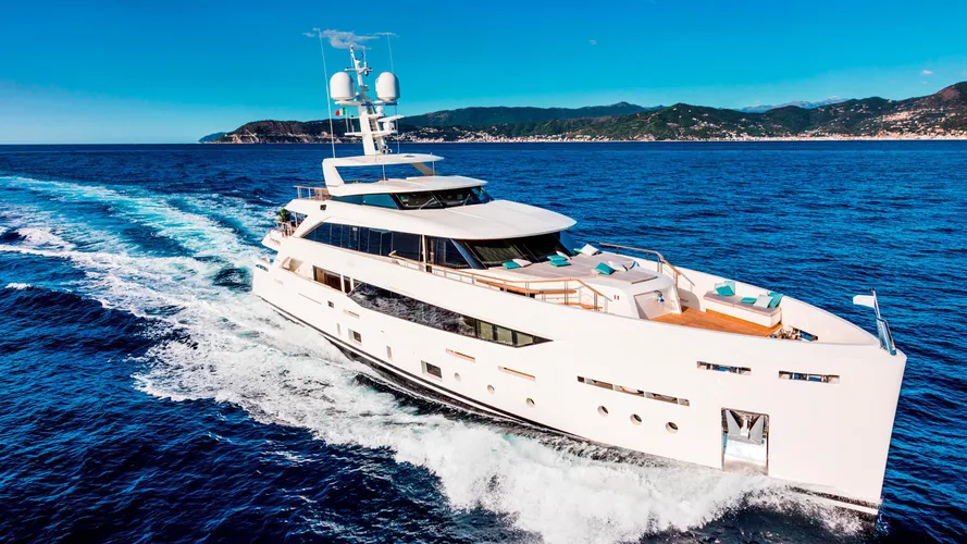 serenity-motor-yacht-mondomarine-2015-42m-cruising-front-profile