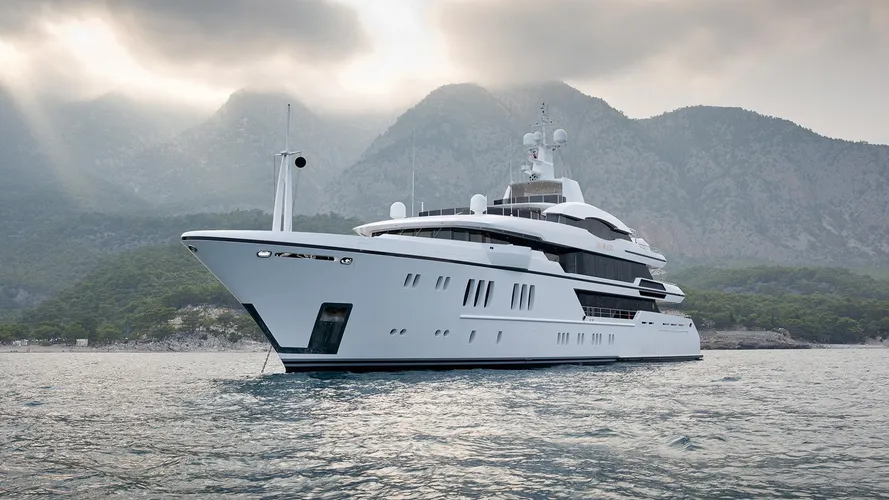 irimari-motor-yacht-sunrise-2015-63m-side-bow