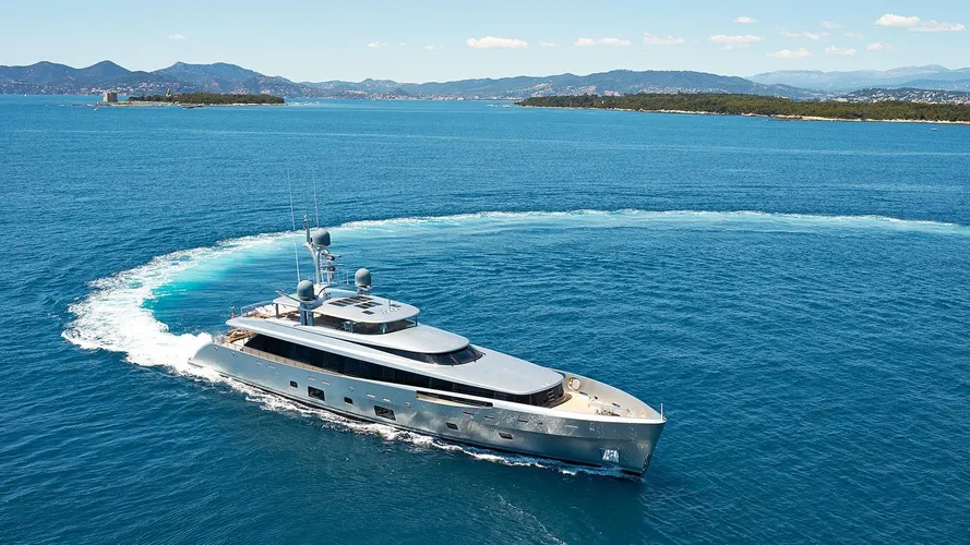lady-may-motor-yacht-feadship-46m-2014-cruising-turning
