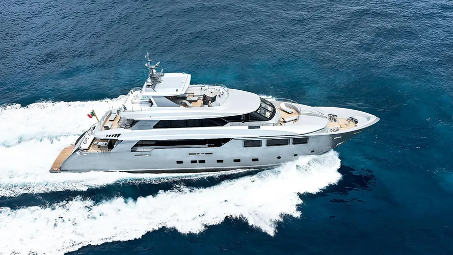 low-profile-motor-yacht-tecnomar-2014-40m-aerial-cruising