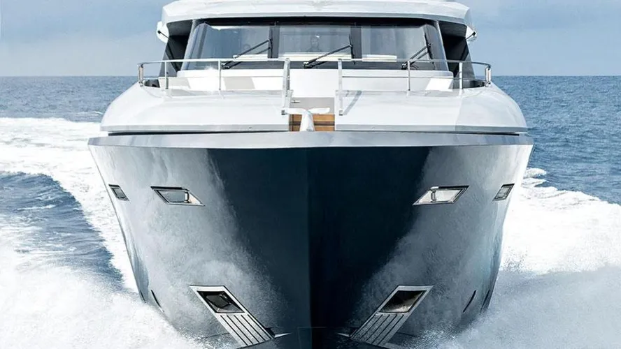 low-profile-motor-yacht-tecnomar-2014-40m-bow