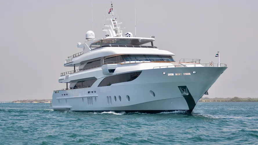 escape-motor-yacht-gulf-craft-2015-47m-front-profile