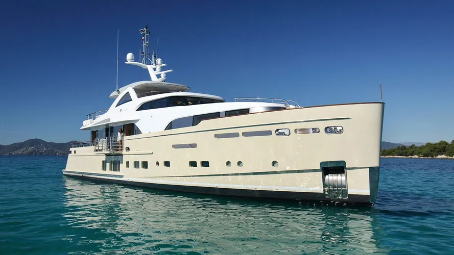 solis-motor-yacht-mulder-2015-34m-front-profile