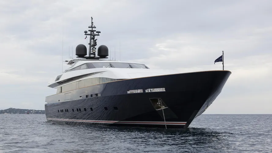 pachamama-motor-yacht-baglietto-43-fast-44m-front-profile
