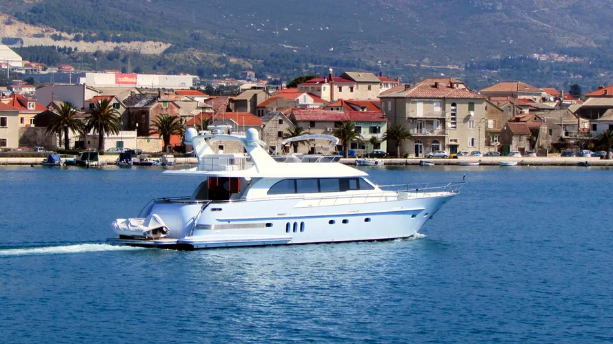 selena-motor-yacht-van-der-valk-2015-25m-cruising