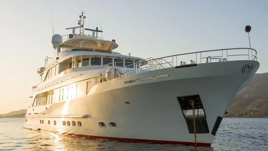 metsuyan iv motoryacht cbi navi 2006 36m half profile