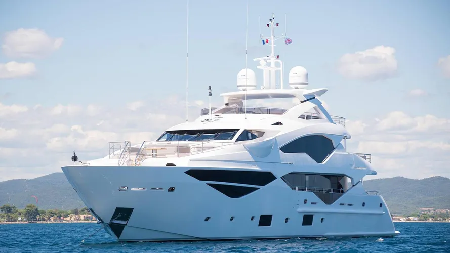 jacozami motoryacht sunseeker 131 2016 40m half profile