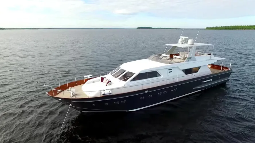 sunny day motoryacht cnsm alalunga 1989 25m half profile after refit