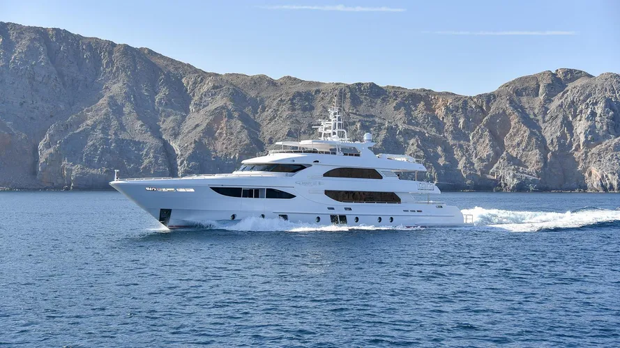nashwan-motor-yacht-gulfcraft-majesty-135-2016-41m-cruising