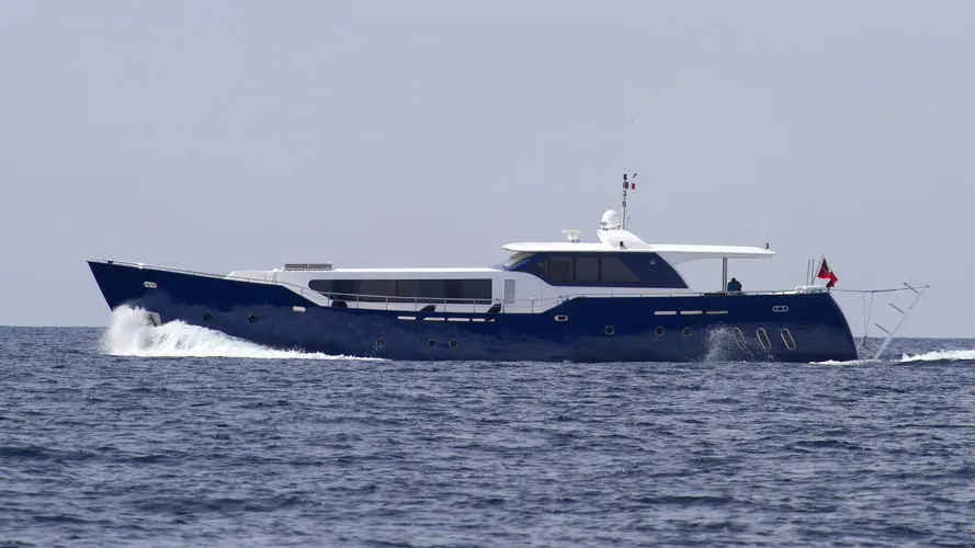 ad5-motoryacht-agantur-32m-2011-running-profile