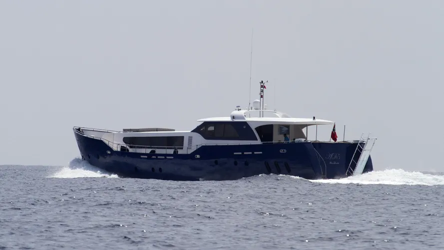 ad5-motoryacht-agantur-32m-2011-running-half-stern
