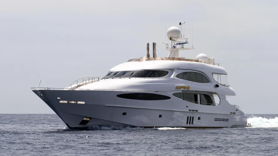 world-is-not-enough-neptunus-millenium-2004-42m-running-half-profile