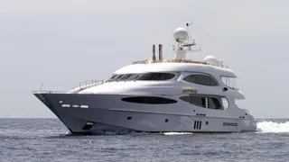 world-is-not-enough-neptunus-millenium-2004-42m-running-half-profile
