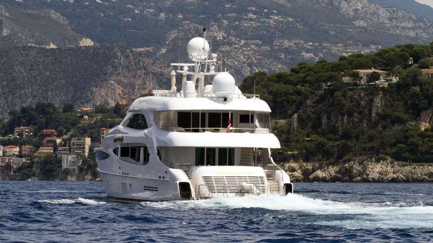 world-is-not-enough-neptunus-millenium-2004-42m-running-stern