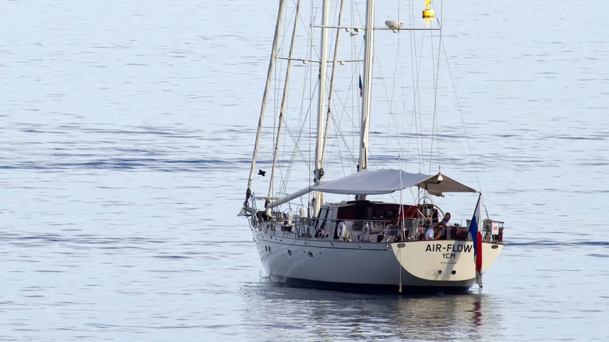 air-flow-sailing-yacht-nicholson-1990-28m-stern