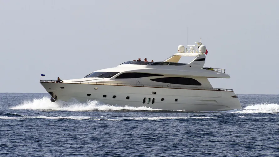 any-way-motoryacht-canados-86-2006-26m-running-half-profile