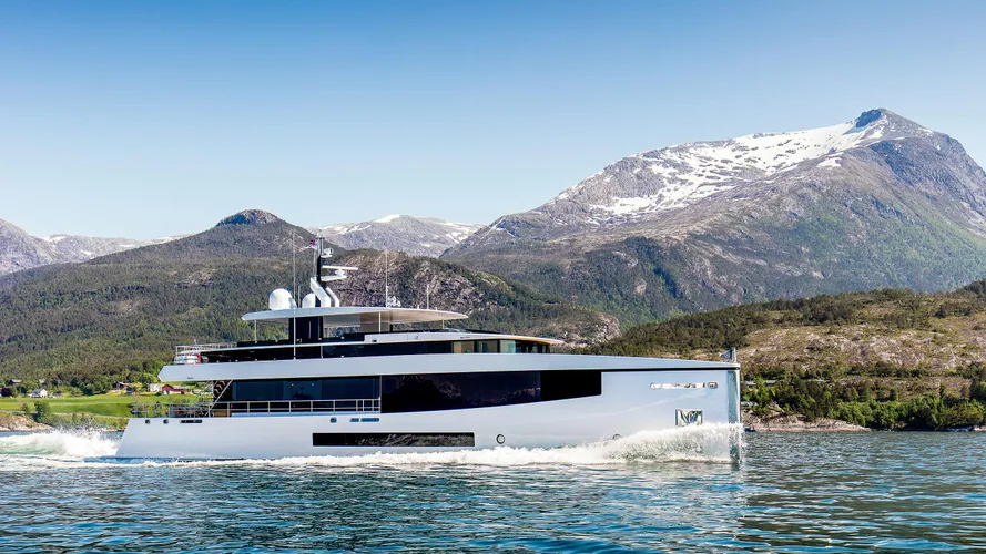 moon-sand-too-super-yacht-feadship-2016-34-metre-running-shot