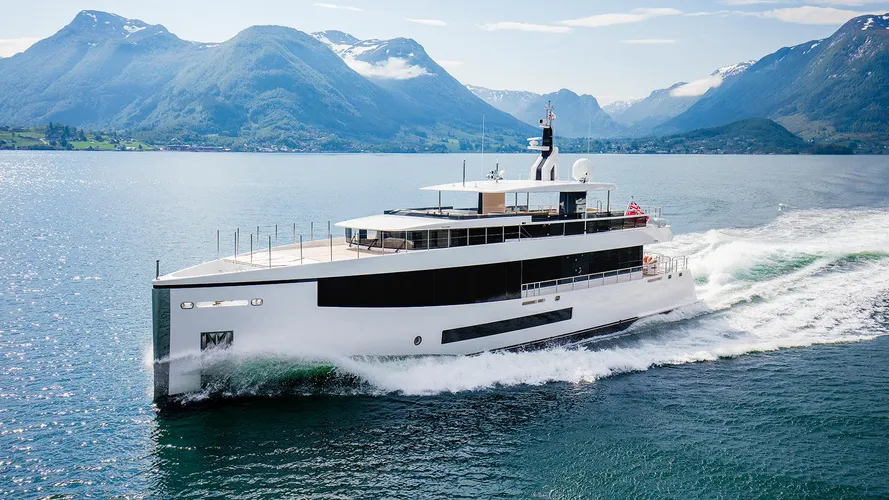 Kamino-super-yacht-feadship-2016-34-metres-running