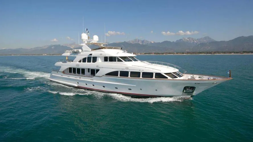 catching moments motoryacht benetti 37m 2008 half profile