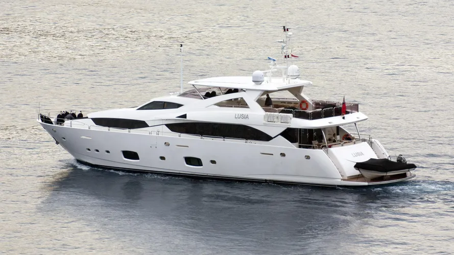 lusia motoryacht sunseeker 2011 34m running half stern
