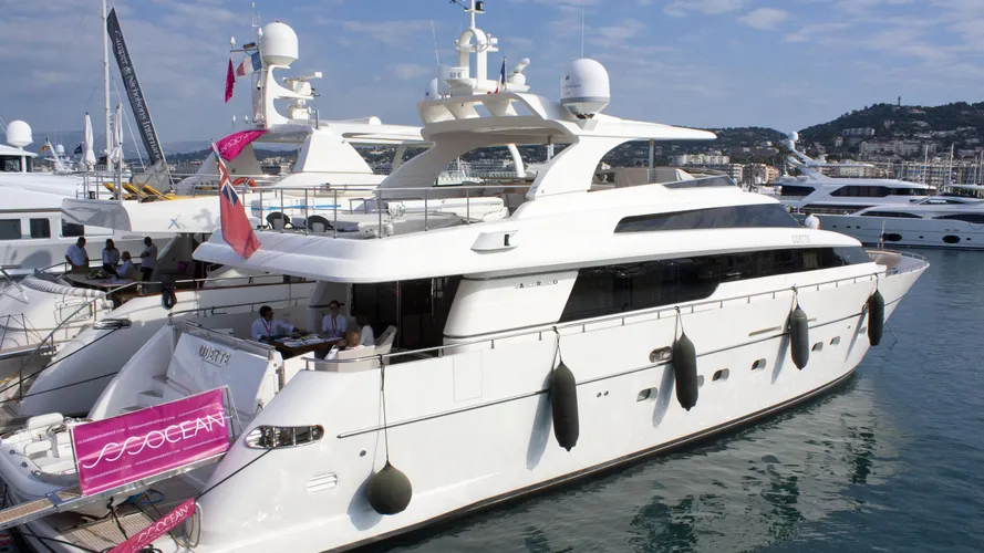 odette motoryacht sanlorenzo sl 88 2011 27m half stern