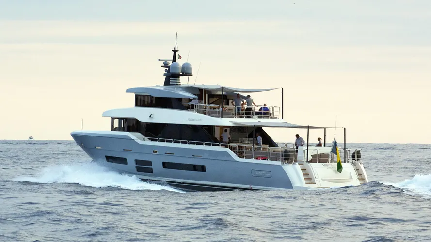 tsa tsa motoryacht canados oceanic 90 2014 28m half stern