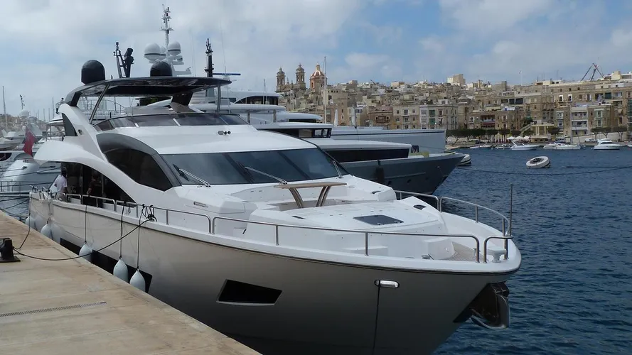 sam k motoryacht sunseeker 86 my 2016 26m half profile