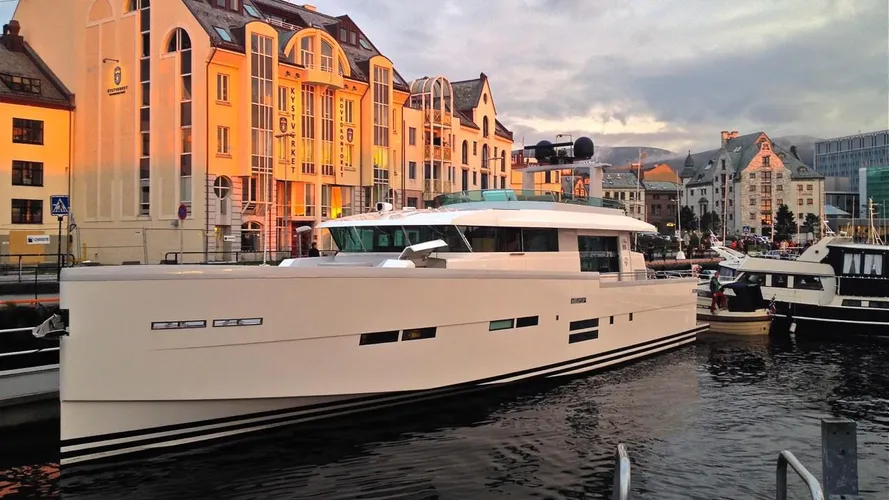 Delta carbon 88 yacht in port