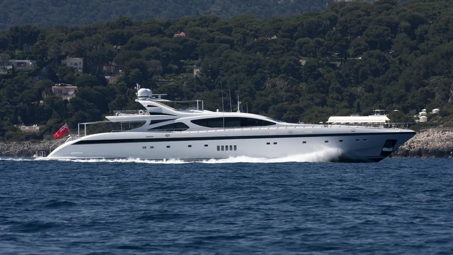 rush-yacht-exterior