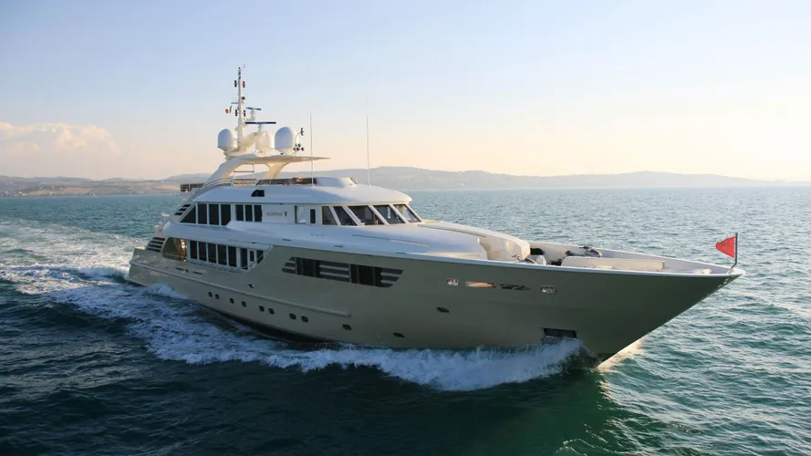 Alexandar V yacht running