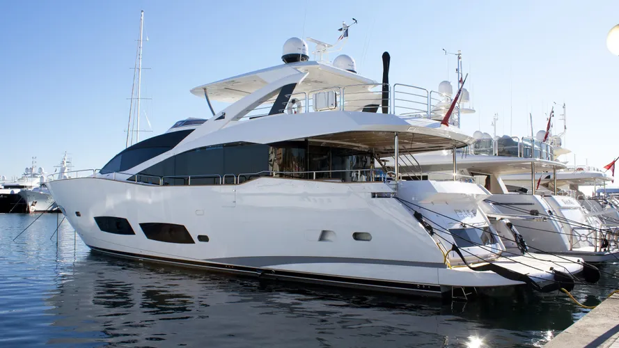 bluff-yacht-exterior